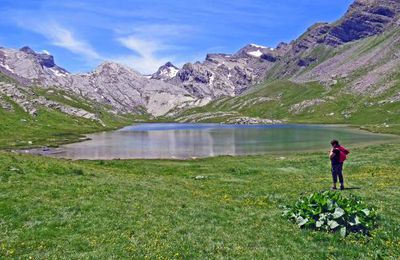 Le Vallon et le lac du Lauzanier (2.284 m) depuis Larche (Le Pont Rouge - 1.907 m)