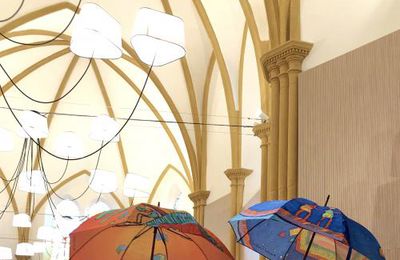 Nos parapluies et lampes et lustres... 