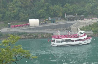 Promenade en bateau au pied des chutes de Niagara...