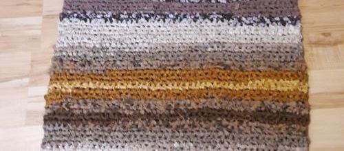 Un long tapis brun
