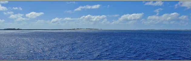 Arrivée en vue de l'île Assomption avec ses eaux aux couleurs magnifiques - Groupe Aldabra - Seychelles