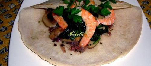 Galette légère garnie aux oignons, champignons, épinards, crevettes, sauce au soja