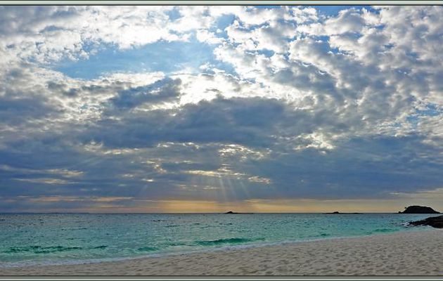 Le soleil se couche, des pêcheurs vont poser leurs filets près des rochers - Nosy Tsarabanjina - Archipel Mitsio - Madagascar