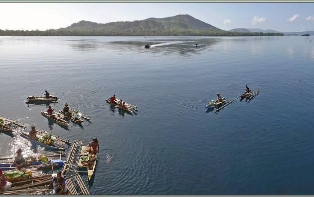 15/11/23 : le navire est ancré au large de Fergusson Island. Les Papous n'ont pas tardé à venir proposer leurs produits, mais le manager du bord n'a pas jugé bon d'acheter - Papouasie Nlle-Guinée