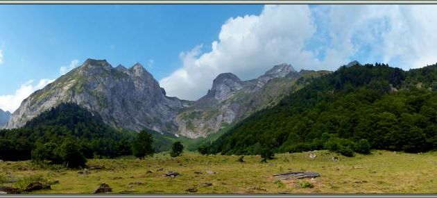 Le Col du Toro entre le Malh dera Artiga (2680 m) et Peña Nera (2576 m) puis Tuca Blanca de Pomero (2697 m) vus d'Artiga de Lin - Es Bordes - Val d'Aran - Espagne
