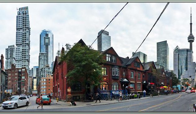 En quelques minutes, à pieds, nous passons d'une ville ultra moderne à des pavillons anciens de banlieue - Toronto - Ontario - Canada