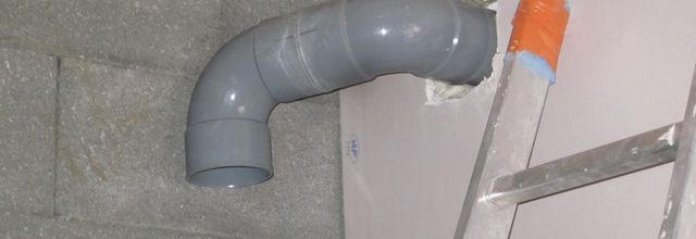 Pose des évacuations PVC diamètre 100 au sous sol