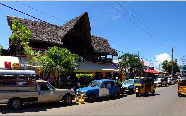 Dans les rues de Hellville : voitures anciennes - Nosy Be - Madagascar