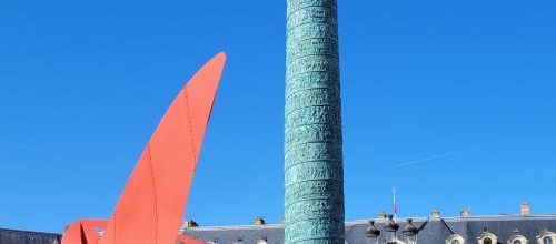 A la découverte du dragon rouge de Calder sur la Place Vendôme !