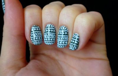 Manucure kaki et blanche : retour aux basiques !