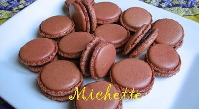 Macarons cacaotés, ganache chocolat violette