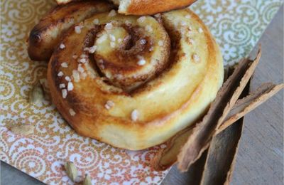 Skillingsboller {brioches à la cannelle & cardamome} et un article !