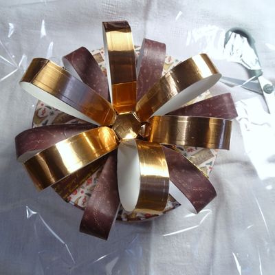 Boîte rouge et or et sa carte .