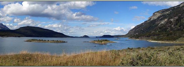 Vue panoramique sur Bahia Lapataia, avec, au loin, les sommets enneigés de l'Isla Navarino (Chili) - Terre de Feu - Argentine