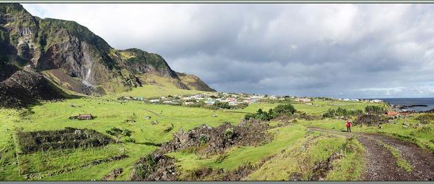 Au début de l'ascension, nous suivons une piste ouverte dans la coulée de lave résultant de l'éruption de 1961 - Edinburgh of the Seven Seas - Tristan da Cunha