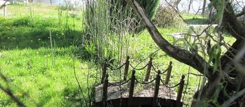 ... un petit pont de bois...