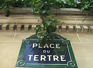 MONTMARTRE : LA PLACE DU TERTRE .