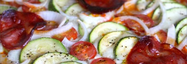 Maxi Pizza ! (Aubergine, mozza, courgette, tomate & chorizo)