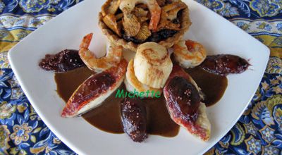 Rouget, sa tartelette au confit d'échalote et girolles, st Jacques, figue, sauce sirupeuse