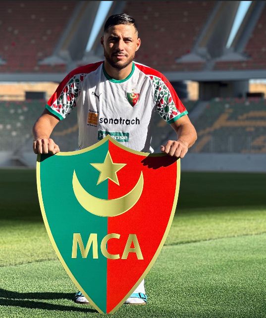 Belaili Youcef signe au MCA et pose au stade 