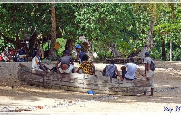 Quant aux adolescents, ils refont leur monde sur une pirogue en cale sèche - Nosy Sakatia - Madagascar