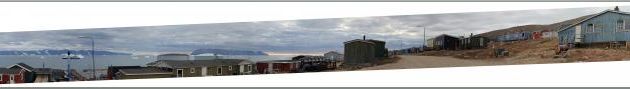 Visite de Qaanaaq : divers panoramas sur le bas du village et sur la baie avec l'Austral ancré, mais sous surveillance accrue à cause des icebergs qui défilent - Groenland 