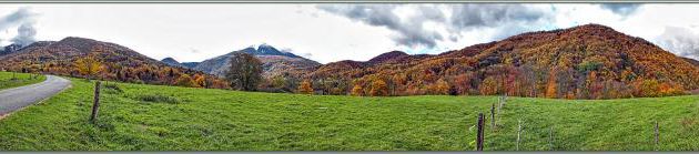 Vue panoramique (au Smartphone) à partir du plateau de Hournech sur les montagnes (Paloumère, Cagire) et les couleurs automnales du Bois d'Uchalos à droite - Milhas - 31
