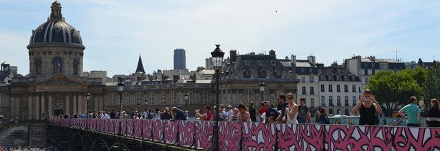 Débarrassé de ses cadenas, le pont des Arts se met au street art