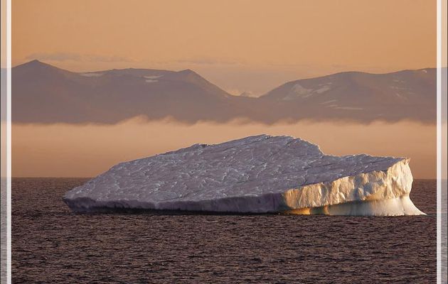 Iceberg au soleil de minuit (zoom 600 mm) - Détroit de Davis - Entre Groenland et Nunavut