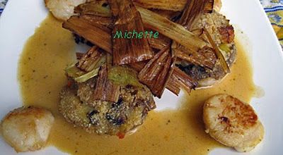St jacques, champignons farcis aux crevettes et poireau, chips de poireau, sauce corail
