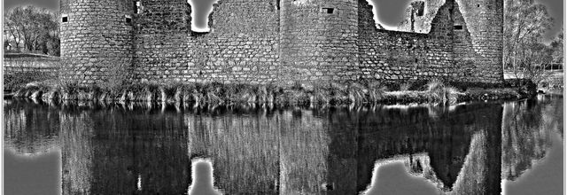 85 . Vendée - Commequiers (3) - Château / Monochrome