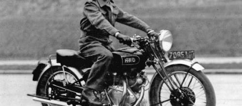 Noble acier et papier mâché, avec un passage coquin