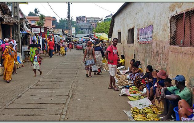 La vie trépidante dans les rues de Hellville -  Nosy Be - Madagascar