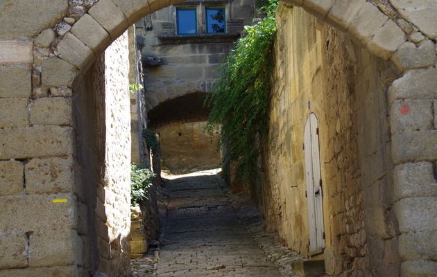 UN PETIT VILLAGE DE PROVENCE : REMOULINS (Gard - 30)