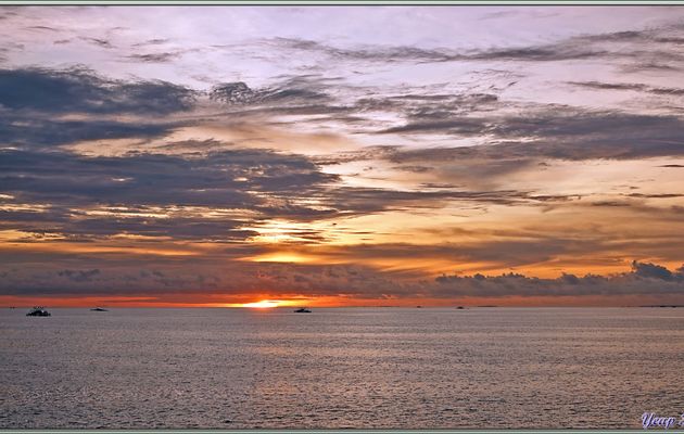 L'après-midi se poursuit par un petit tour au milieu de la zone de villégiature locale et se termine par un coucher de soleil époustouflant admiré depuis le navire - Ngurbloat Beach - Tual Island - Pulau-pulau Kei - Moluques - Indonésie