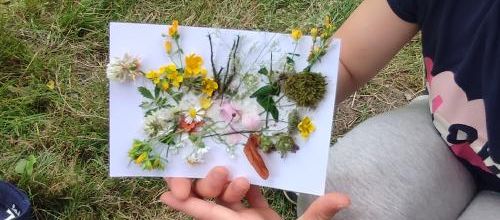 carte postale fleurie: une activité créative dehors