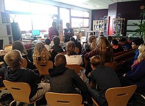 Lecture de nouvelles dans les établissements scolaires