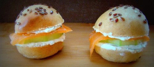 Minis burgers saumon et concombre, crème à l'aneth
