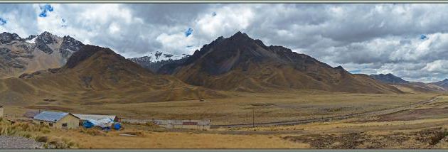 Route vers Cuzco : Passage du Col Abra la Raya (4338 m) avec vue sur le Chimboya (5489 m) - Pérou