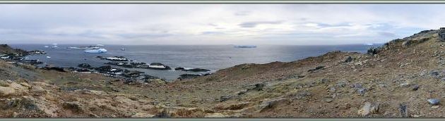 Vue panoramique sur le Détroit de l'Antarctic (Antarctic Sound) et ses icebergs depuis les hauteurs de Gourdin Island - Péninsule Antarctique