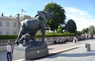 Les sculptures du parvis du Musée d'Orsay : 1) Le jeune éléphant pris au piège 