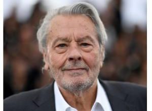 Alain Delon, sa "dame de compagnie", ses enfants et... le chien !