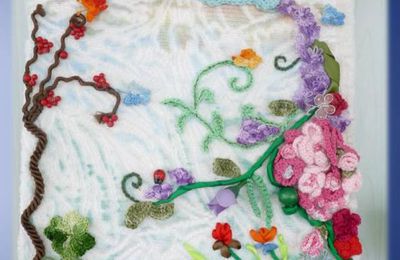 Tableau Juillet en freeforme et textile.