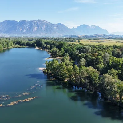 Le tour du plan d'eau des Lônes à Pontcharra un jour d'été
