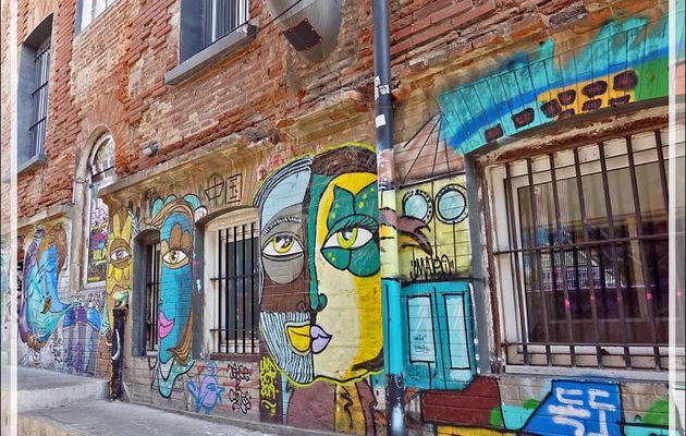 20/03/2022 suite : des rues colorées de graffiti sur briques, tôles, etc ... - Valparaiso - Chili