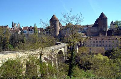 ☻ Promenade dans Semur-en-Auxois avec Régine