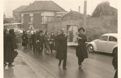 Défilé antoiniste avec l'Esprit Consolateur (photo 12x8.5)