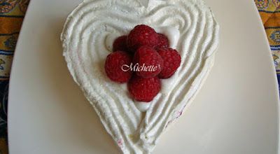 Vacherin coeur, sorbet minute à la framboise; chantilly