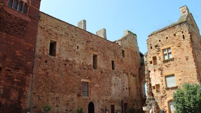 Dans la cour du château