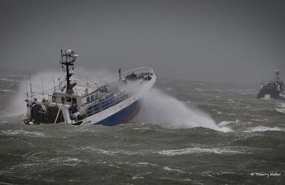 bateau dans la tempete